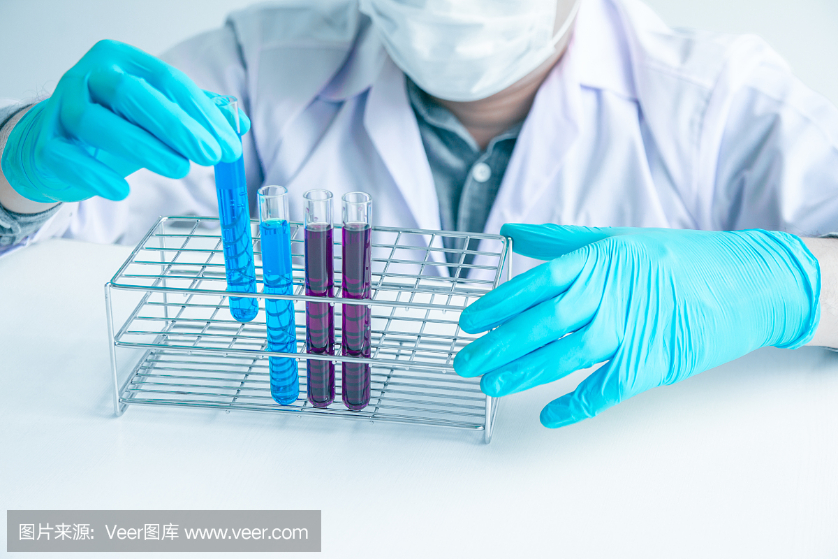 医学或男性在实验室的研究人员在试管上用蓝色液体进行试验,实验药物治疗化学品